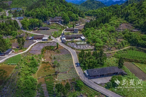 宣恩縣椒園集鎮(zhèn)至鑼圈巖段公路，全長8公里，途經(jīng)椒園村、涼風(fēng)村、鑼圈巖村，該公路建成既有效帶動(dòng)沿線煙葉等產(chǎn)業(yè)發(fā)展，又是曜天眼景區(qū)的